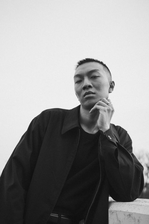 Free Dramatic black and white portrait of a man resting his head on his hand, showcasing a contemplative mood. Stock Photo