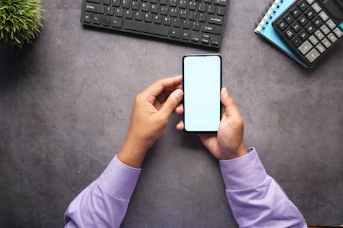 Základová fotografie zdarma na téma bílá obrazovka, chytrý telefon, držení