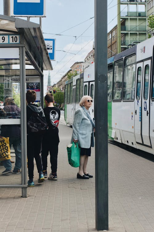 Foto profissional grátis de de pé, esperando, estação de trem