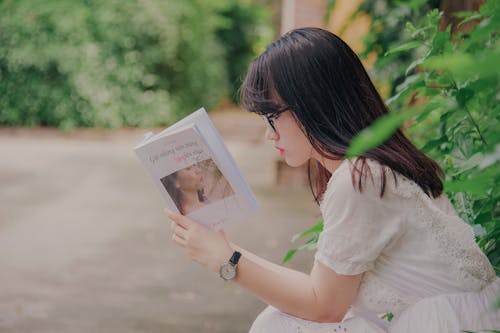 여자 읽기 책의 클로즈업 사진