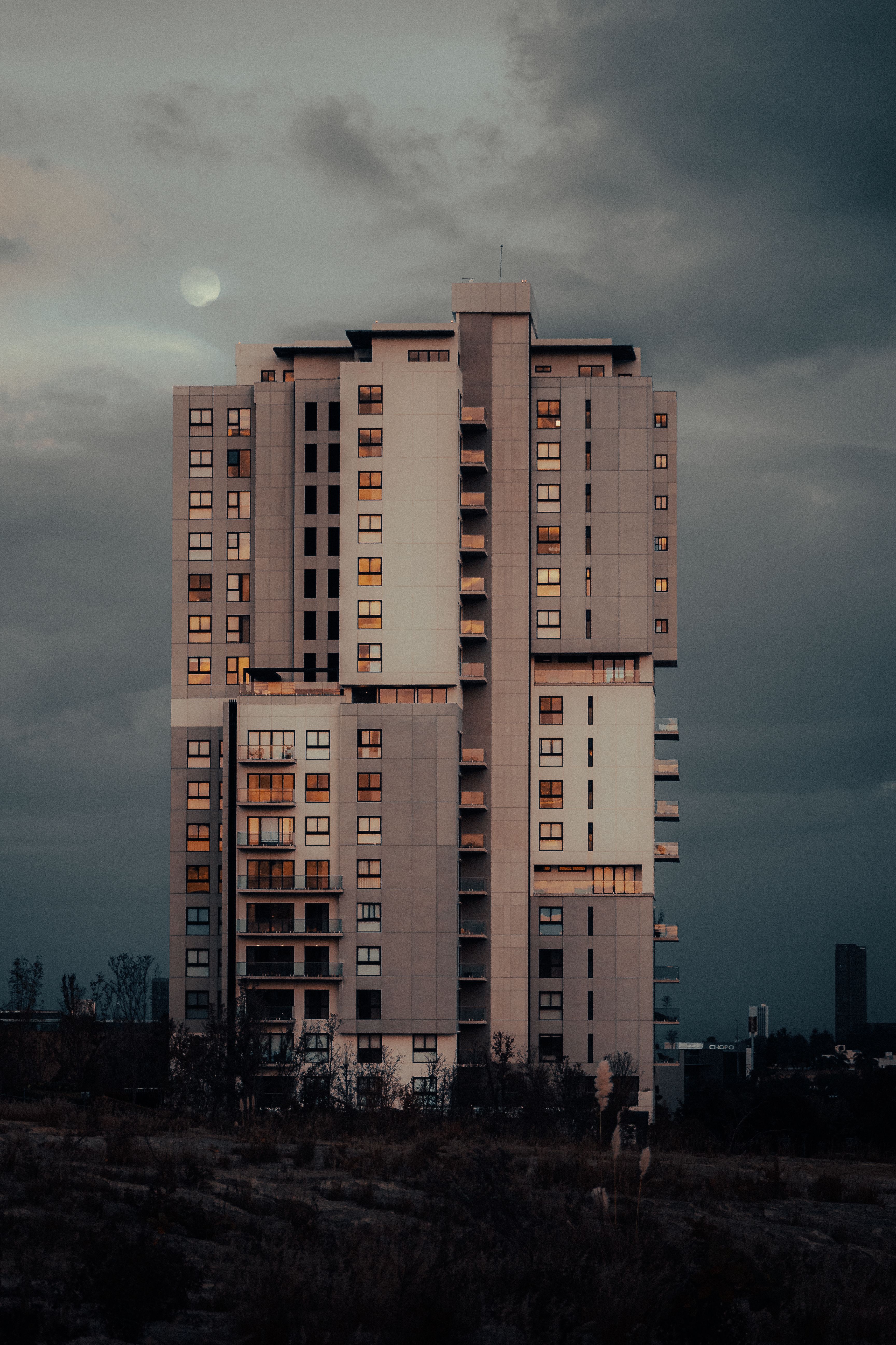 View of Tall Apartment Building · Free Stock Photo