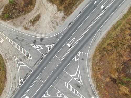 asfalt, dört yol ağzı, drone çekimi içeren Ücretsiz stok fotoğraf