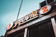 晴朗的天空下，低角度镜头拍摄着瑞士伯尔尼老式电影院的标牌