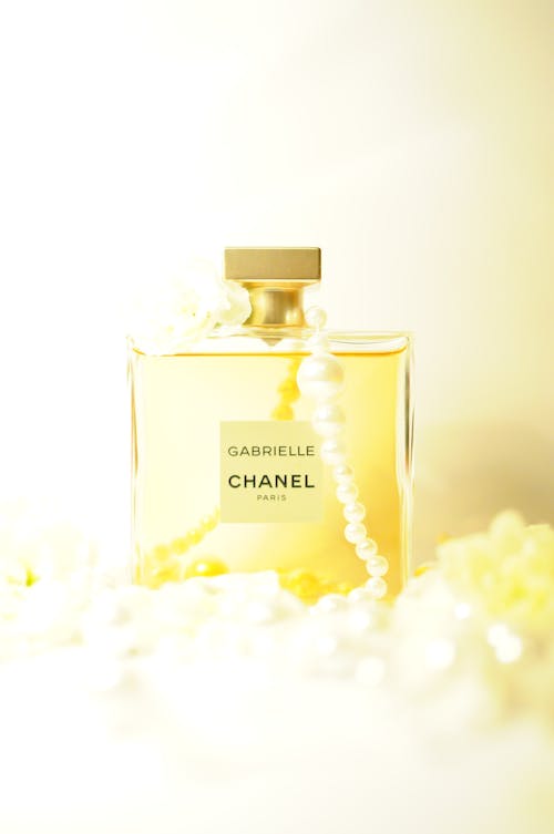 бутылка Chanel Garrielle, покрытая бисером