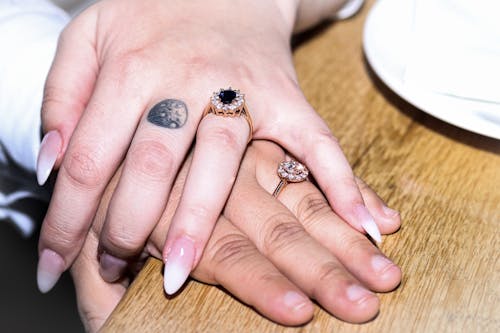 Foto profissional grátis de anel, anel de noivado, casamento