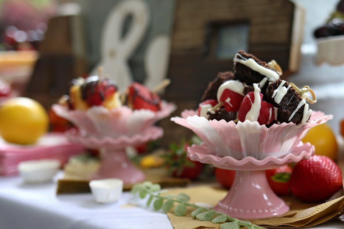 Gratis stockfoto met aardbeien, brownies, chocoladecake