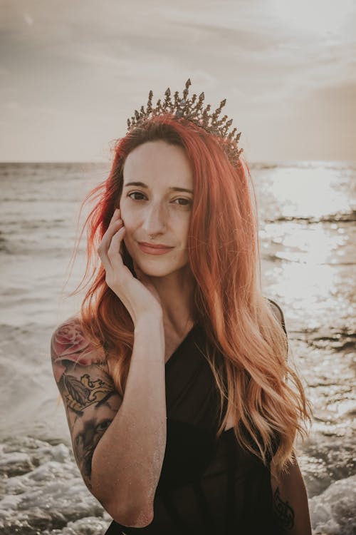 Free A Tattooed Woman Wearing a Crown Stock Photo