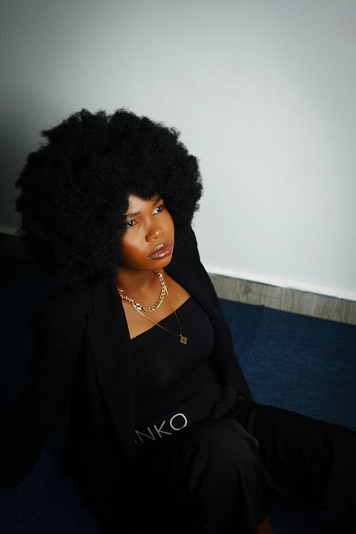 Kostnadsfri bild av afrikansk amerikan kvinna, afro hår, halsband