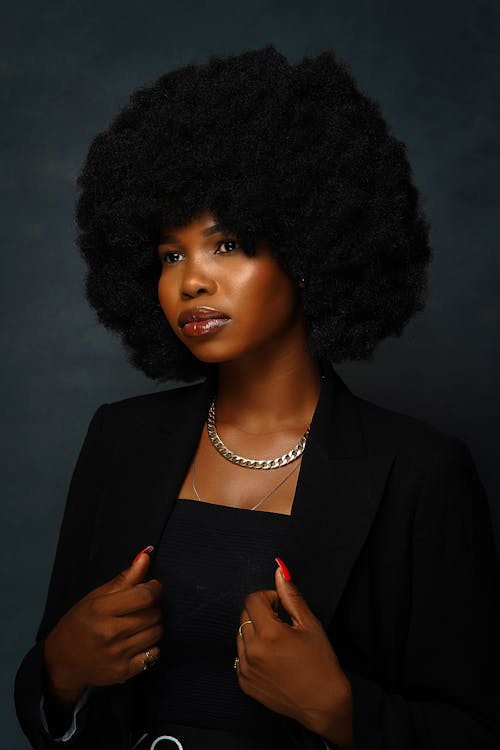 красивая черная афро женщина