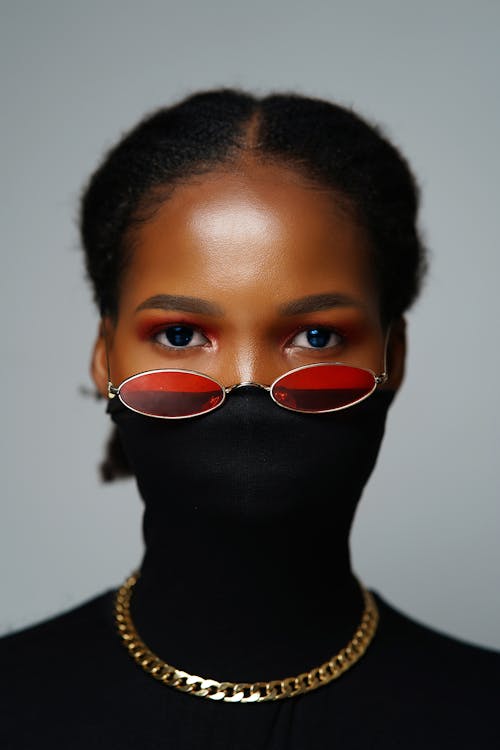 Základová fotografie zdarma na téma afričanka, černoška, červené brýle