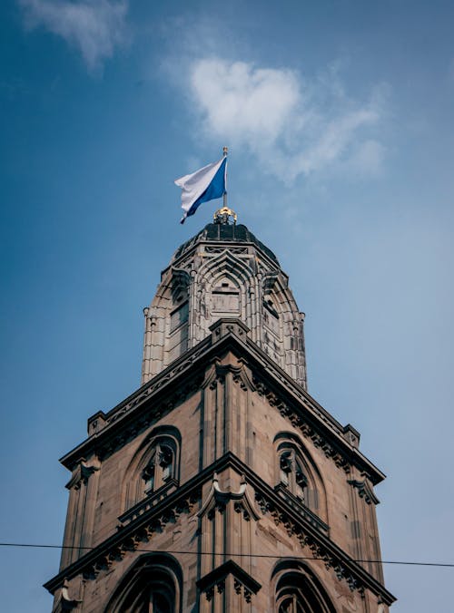 Darmowe zdjęcie z galerii z dzwonnica, flaga, gotycka architektura