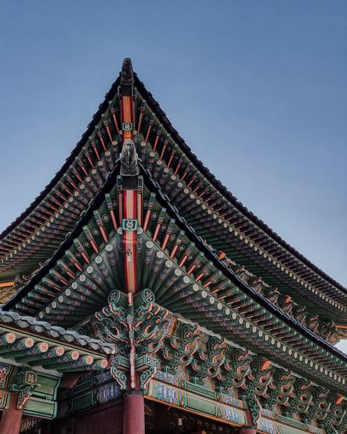 Free Detailed view of the ornate eaves of Gyeongbokgung Palace in Seoul, showcasing traditional Korean architecture. Stock Photo