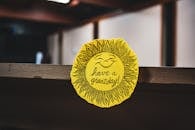 架子上的黄纸太阳微笑着说：“祝你有美好的一天！”