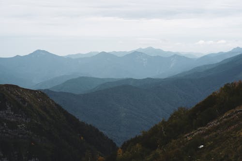 Gratis lagerfoto af bjerge, bjergudsigt, blå himmel