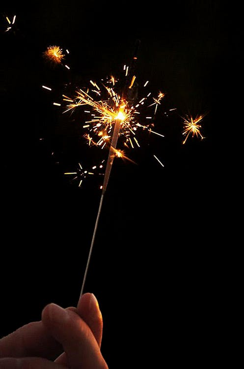 Photographie Timelapse De Personne Tenant Sparkler