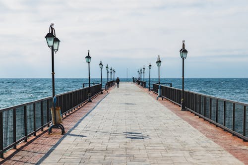 Gratis lagerfoto af anløbsbro, hav, lanterner