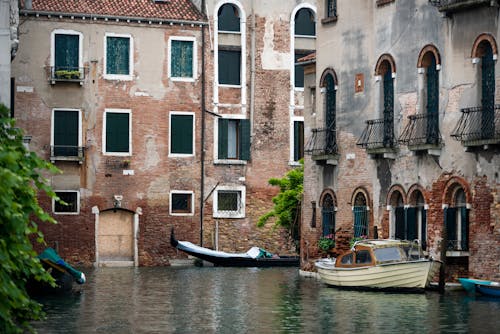 Darmowe zdjęcie z galerii z budynki mieszkalne, gondola, kanał