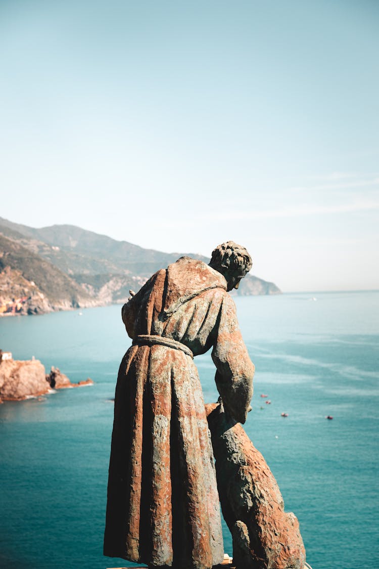 
Alamy
Statue Of Saint Francis Of Assisi Petting A Dog In   Monterosso Al Mar, Liguria, Italy