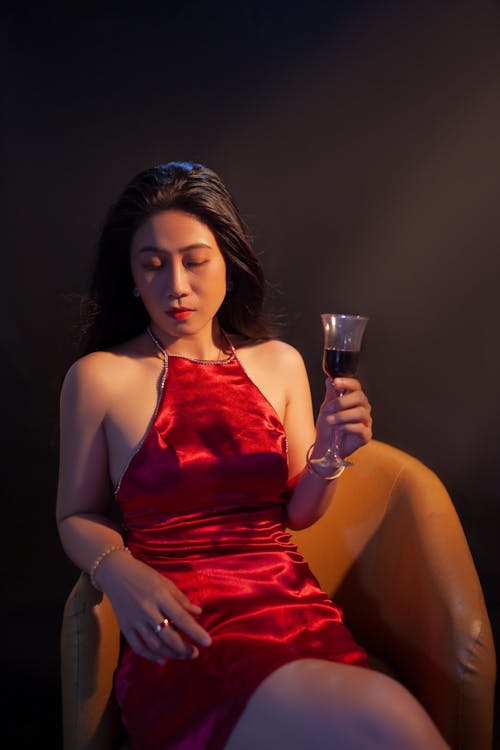 Základová fotografie zdarma na téma alkoholický nápoj, červené šaty, držení