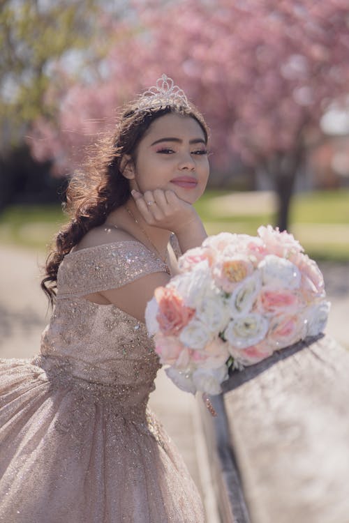 Immagine gratuita di abito da cerimonia, adolescente, mazzo di fiori