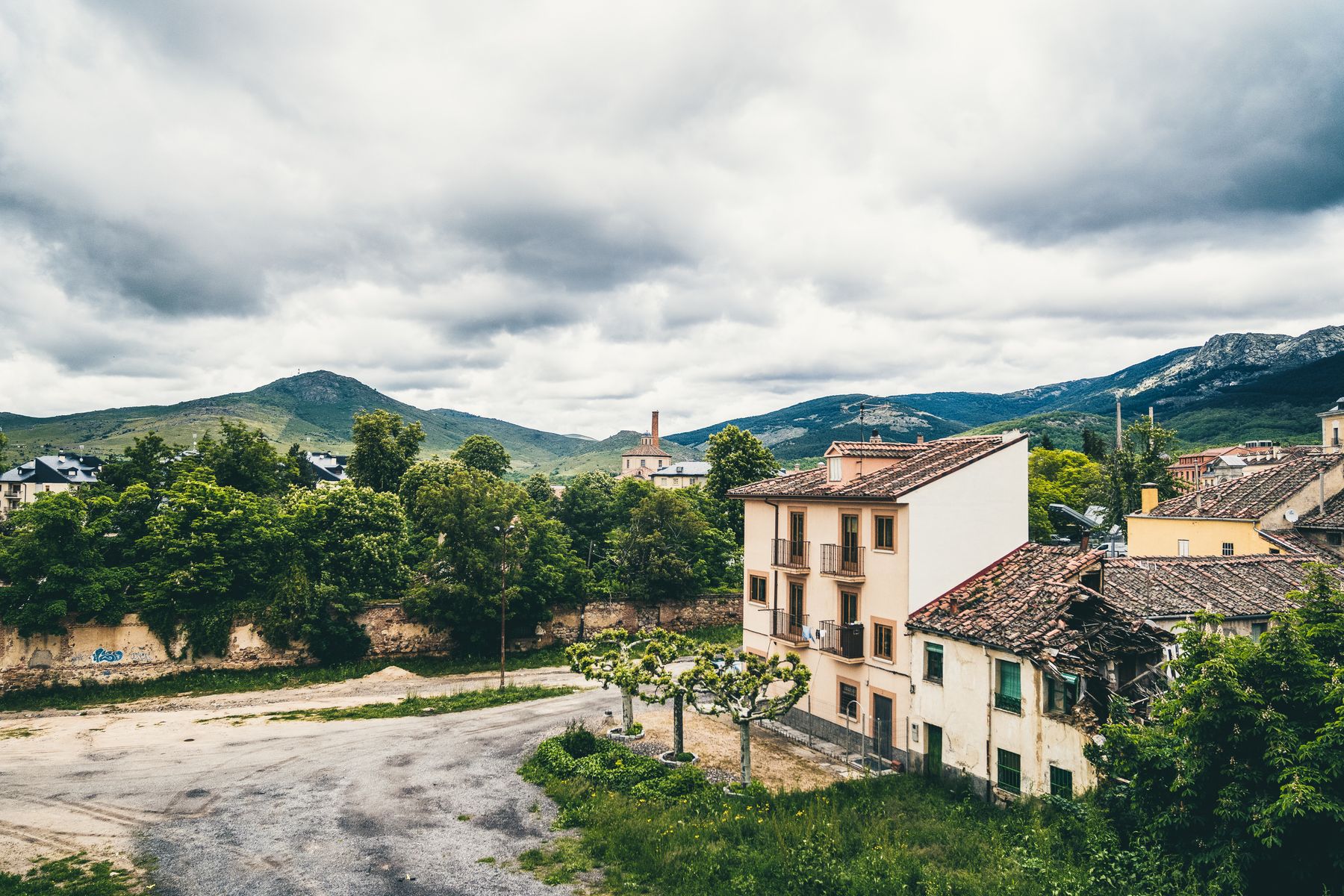 Best Time to Visit La Albuera: A Month-by-Month Guide
