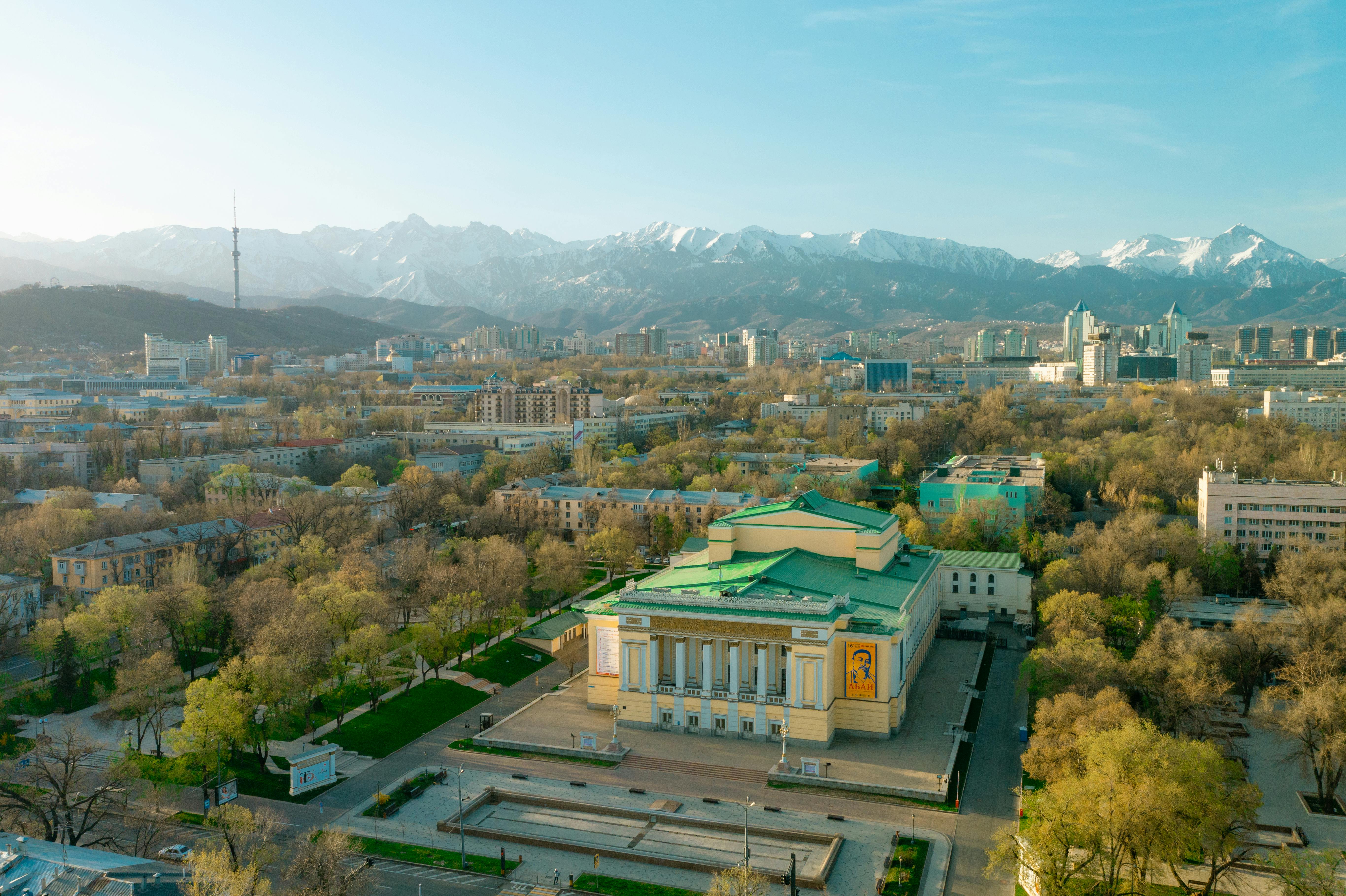 бесплатная Бесплатное стоковое фото с алматы, высокий угол обзора, горный хребет Стоковое фото