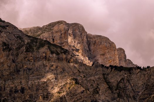 Petite montagne sous les nuages
