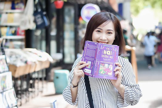 一位快乐的女子在充满活力的户外环境中读书，享受着城市里阳光明媚的一天