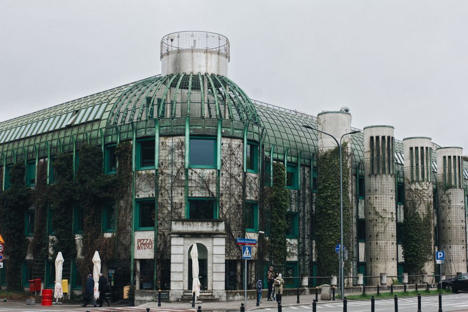 Ivy-covered Warsaw University Library showcasing modern eco-friendly architecture. Ivy-covered Warsaw University Library showcasing modern eco-friendly architecture.