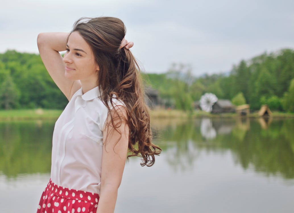 Fotografia Com Foco Raso De Mulher Segurando O Cabelo