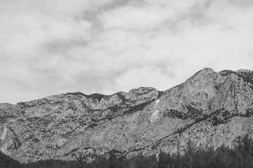 Безкоштовне стокове фото на тему «вершина гори, відтінки сірого, гора»