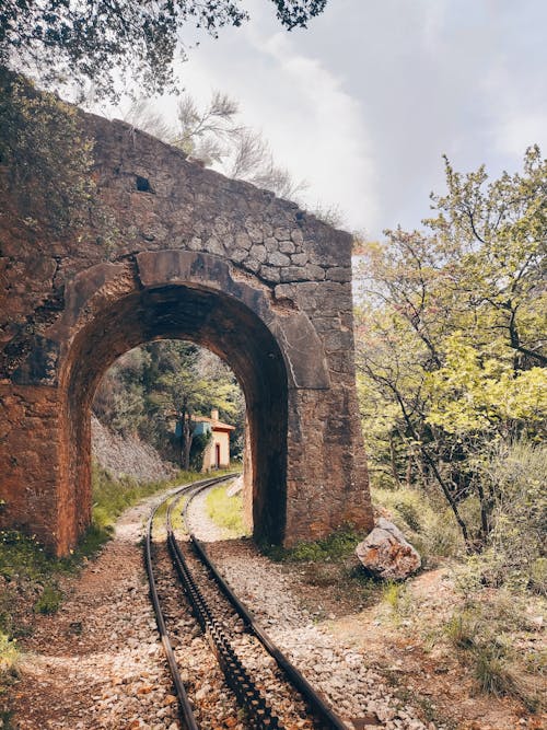 Бесплатное стоковое фото с Арка, вертикальный выстрел, железнодорожные пути