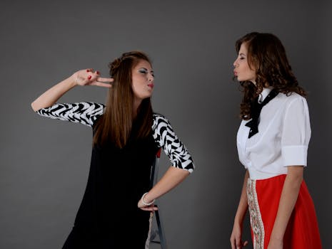 两名年轻女性在时尚照片中俏皮地摆着姿势
