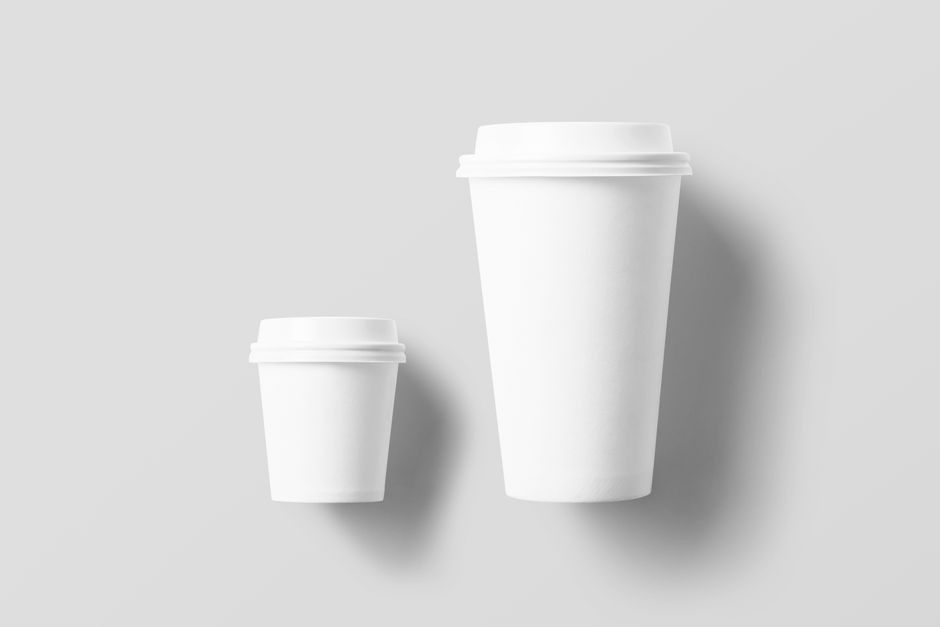 Side-by-side comparison of 8oz and 12oz glasses - smoothie portion size Side-by-side comparison of 8oz and 12oz glasses - smoothie portion size