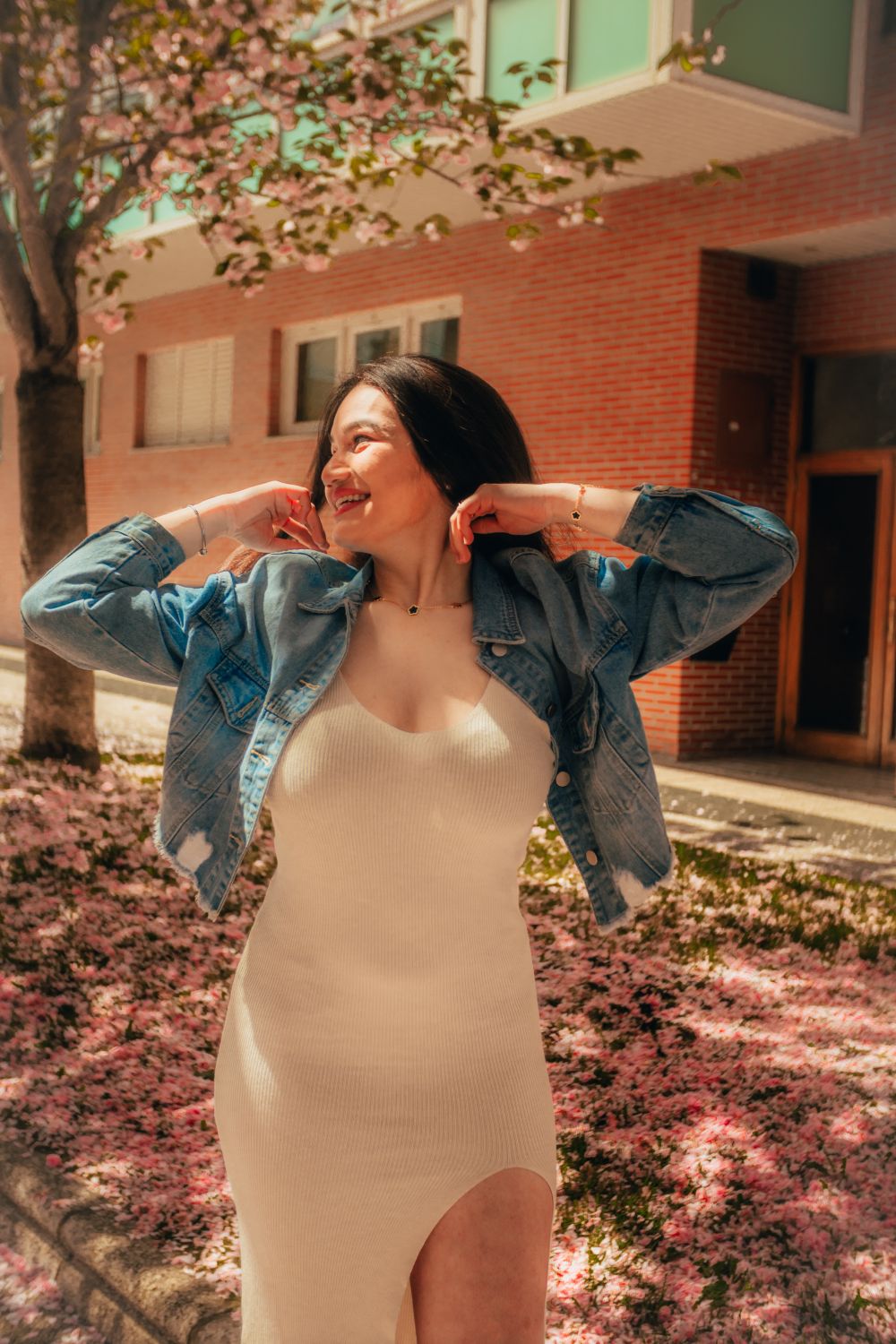 Weißes Kleid mit Denimjacke