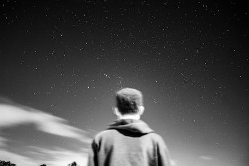 Foto d'estoc gratuïta de amb caputxa, astrofotografia, blanc i negre