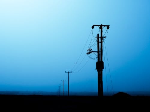 Kostenloses Stock Foto zu blauer himmel, elektrische post, elektro beiträge