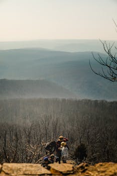 一家人徒步旅行于云雾缭绕的优美山地风景中
