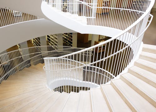 Fotos de stock gratuitas de biblioteca, escalera, escalera blanca