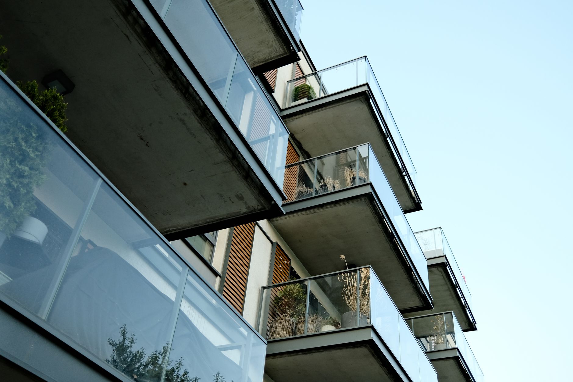 Apartment balcony yenye railing za chuma
