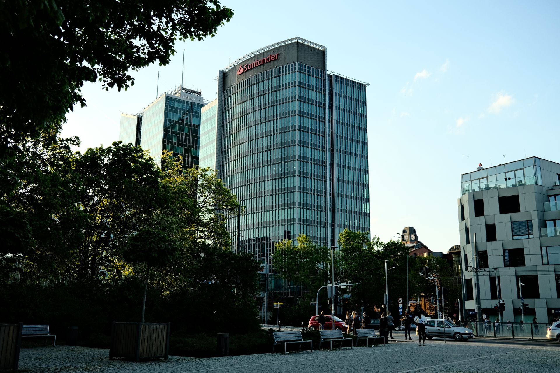 Capture of tall office buildings and greenery in a dynamic urban cityscape.
