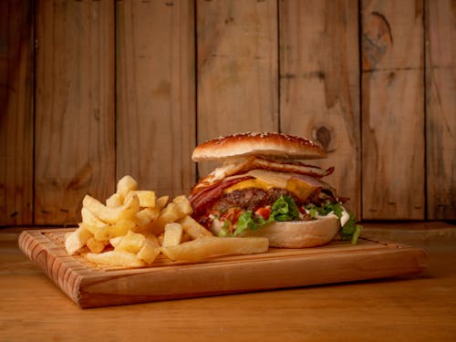 bezplatná Základová fotografie zdarma na téma cheeseburger, chutný, dřevěná deska Základová fotografie