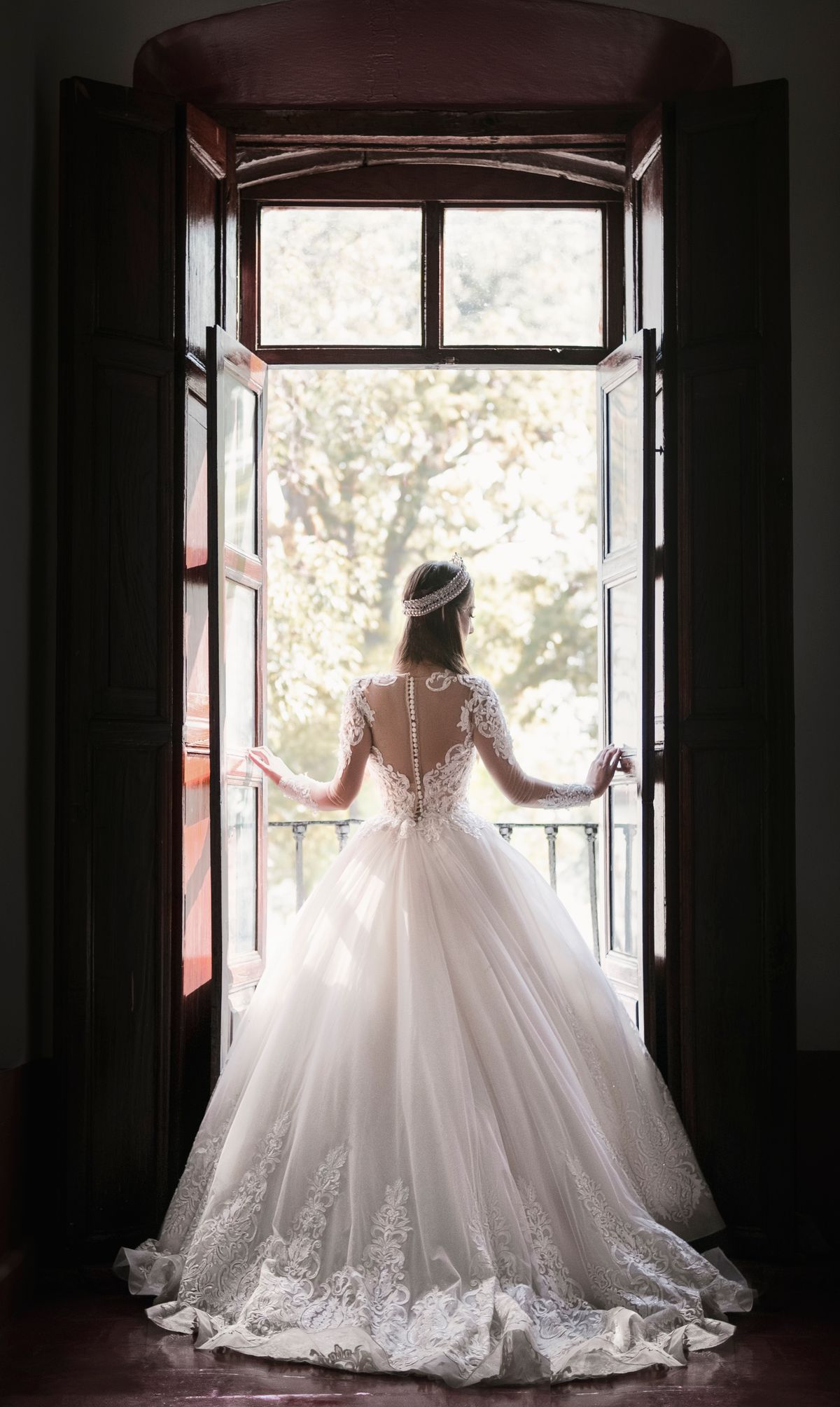 La mariée près d'une fenêtre, quelques instants avant la cérémonie