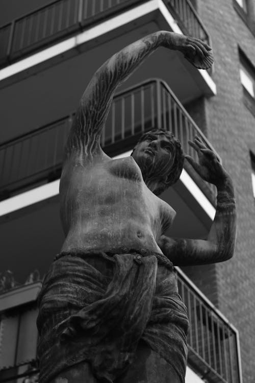 Free Grayscale Photo of a Statue  Stock Photo