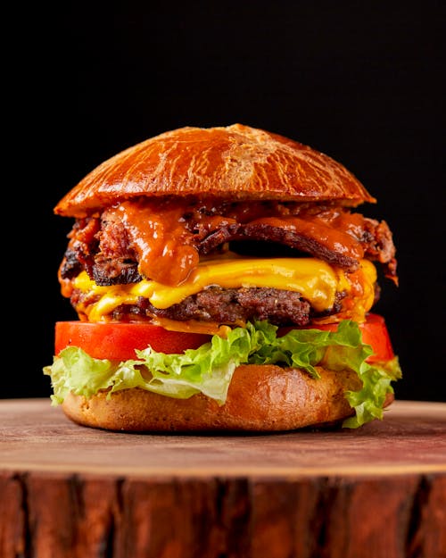 Základová fotografie zdarma na téma burger, černé pozadí, fotografie jídla