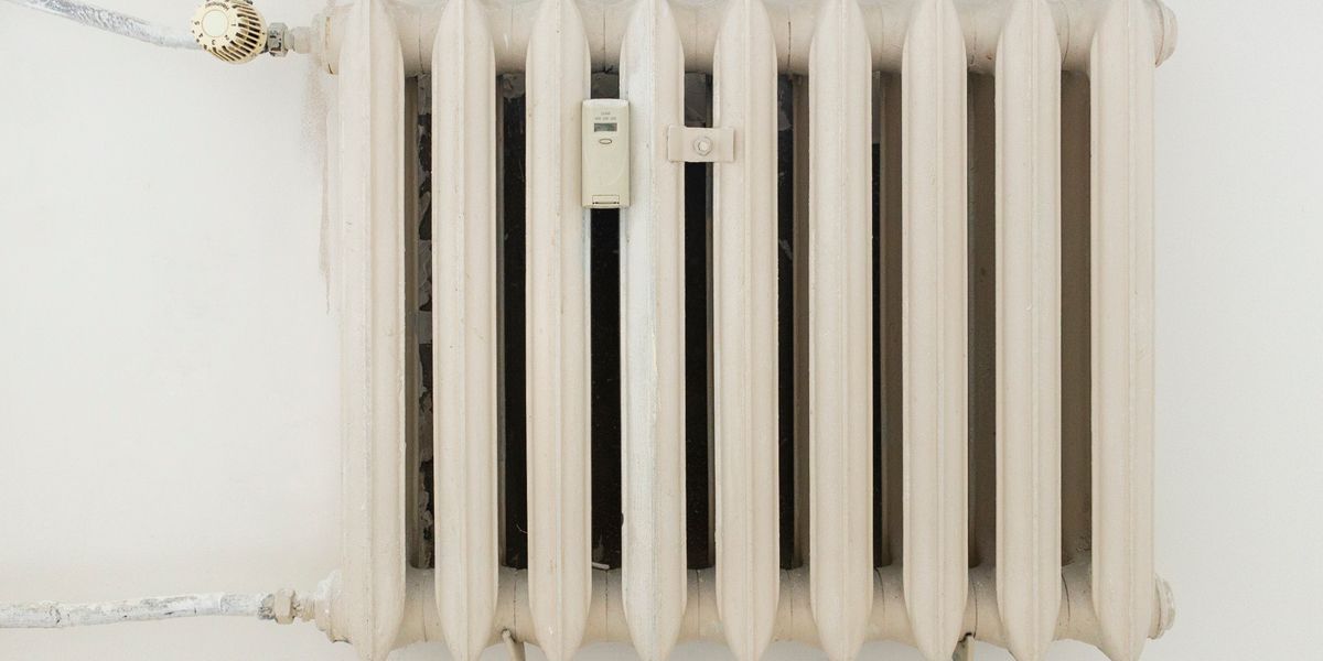 Radiateur électrique à inertie mural dans un logement