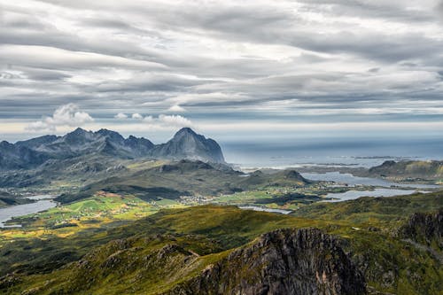 Gratis arkivbilde med bakgrunnsbilde, fjell, landsby