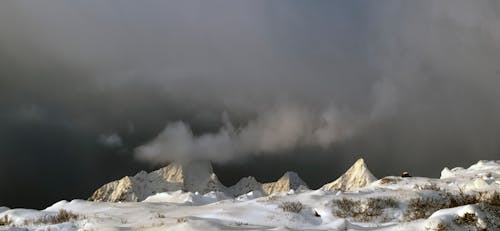 Foto profissional grátis de coberto de neve, inverno, nuvens escuras