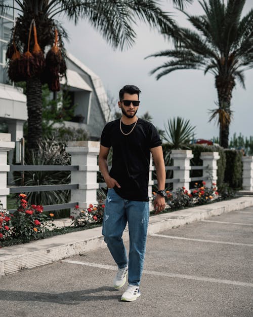 Foto profissional grátis de calça jeans, camisa preta, estilo