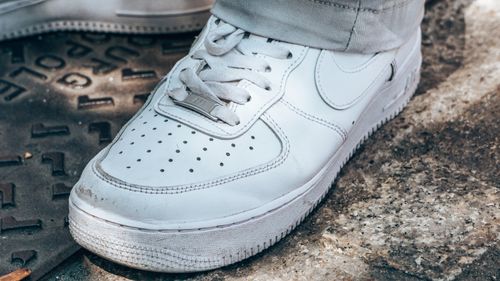 Free Detailed view of a white sneaker, showcasing urban street style and casual fashion. Stock Photo